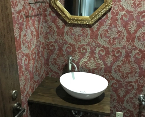 アンティーク風で置き型（オンカウンター）タイプの洗面台