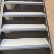共用階段の長尺シート貼り付け後