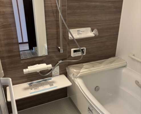 神奈川県相模原市南区のマンションで行ったユニットバス入れ替え工事後の浴室。木目調パネルを採用した清潔感のある浴室空間