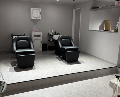 神奈川県相模原市中央区鹿沼台の美容室リニューアル工事施工後のシャンプーブース。グレートーンでまとめた落ち着きのある店内。