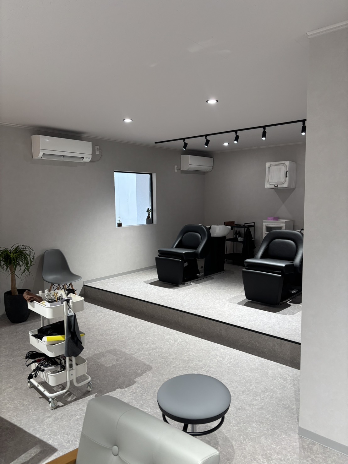 神奈川県相模原市中央区鹿沼台の美容室リニューアル工事施工後の店内全景。シャンプーブースと待機スペースのレイアウトが分かる写真。