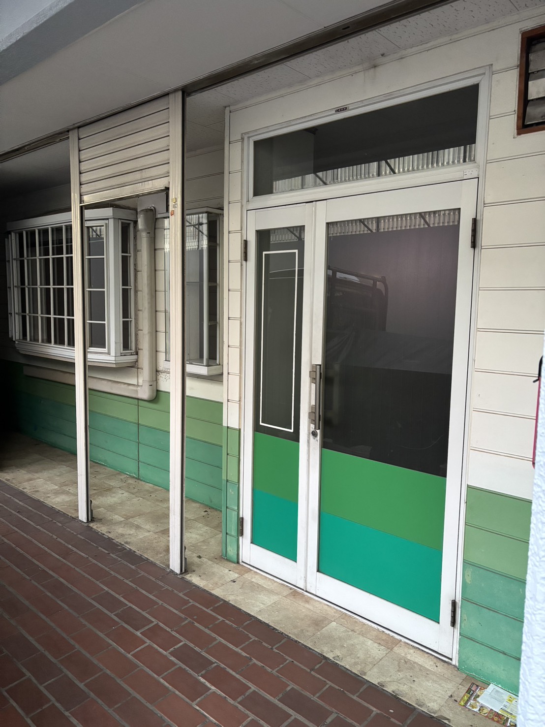 神奈川県相模原市中央区鹿沼台の美容室リニューアル工事施工前の既存店舗入口。古い建具と外装の状態が分かる写真。
