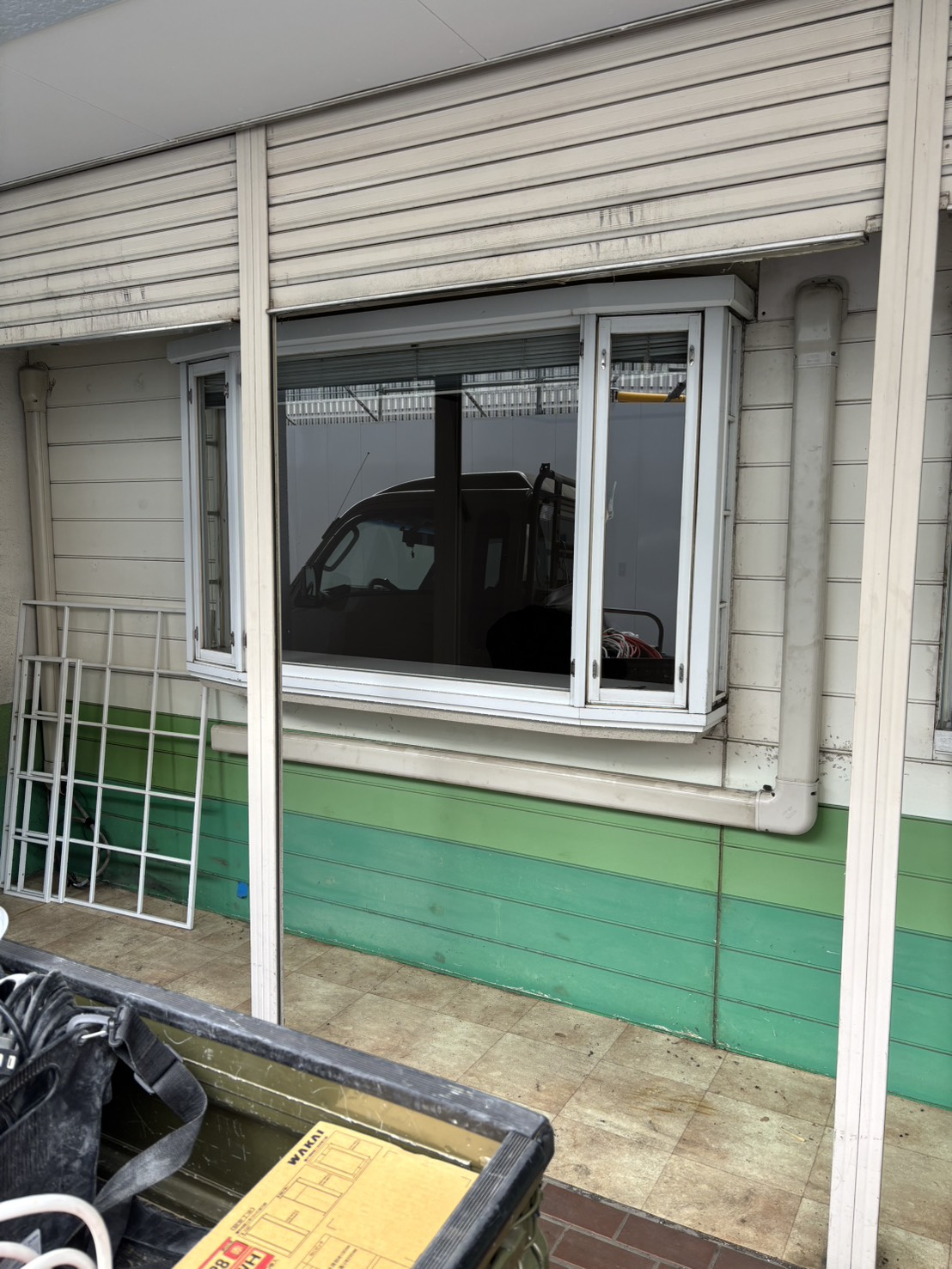 神奈川県相模原市中央区鹿沼台の美容室リニューアル工事施工前の店舗外観。シャッターや窓まわりを含む既存正面の様子。